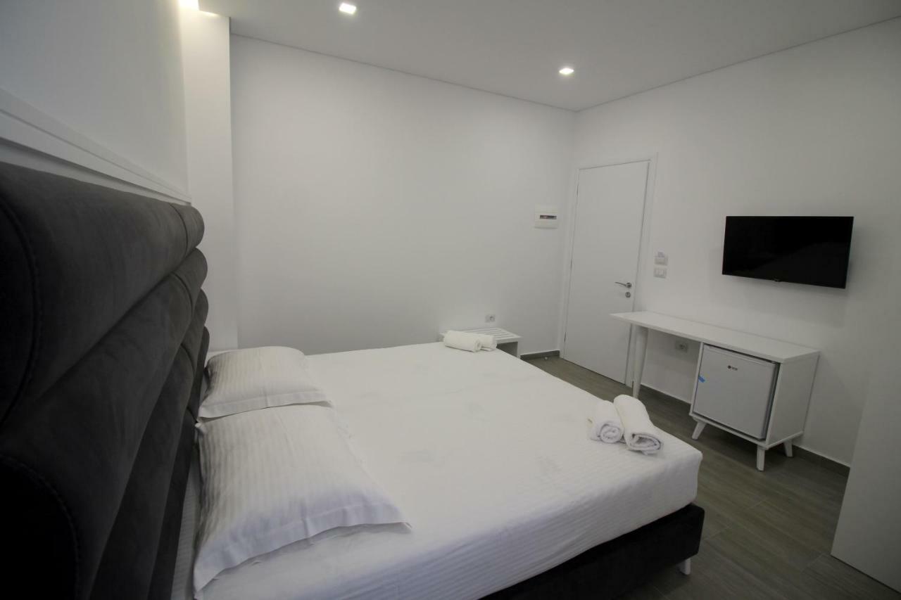 Edina By Hp Hotel Sarandë Exteriör bild